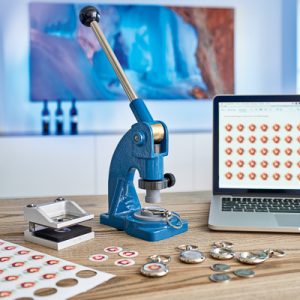 Die Buttonpresse - das ideale Werkzeug, um mit unseren Buttonrohlingen individuelle Buttons selbst zu bedrucken!